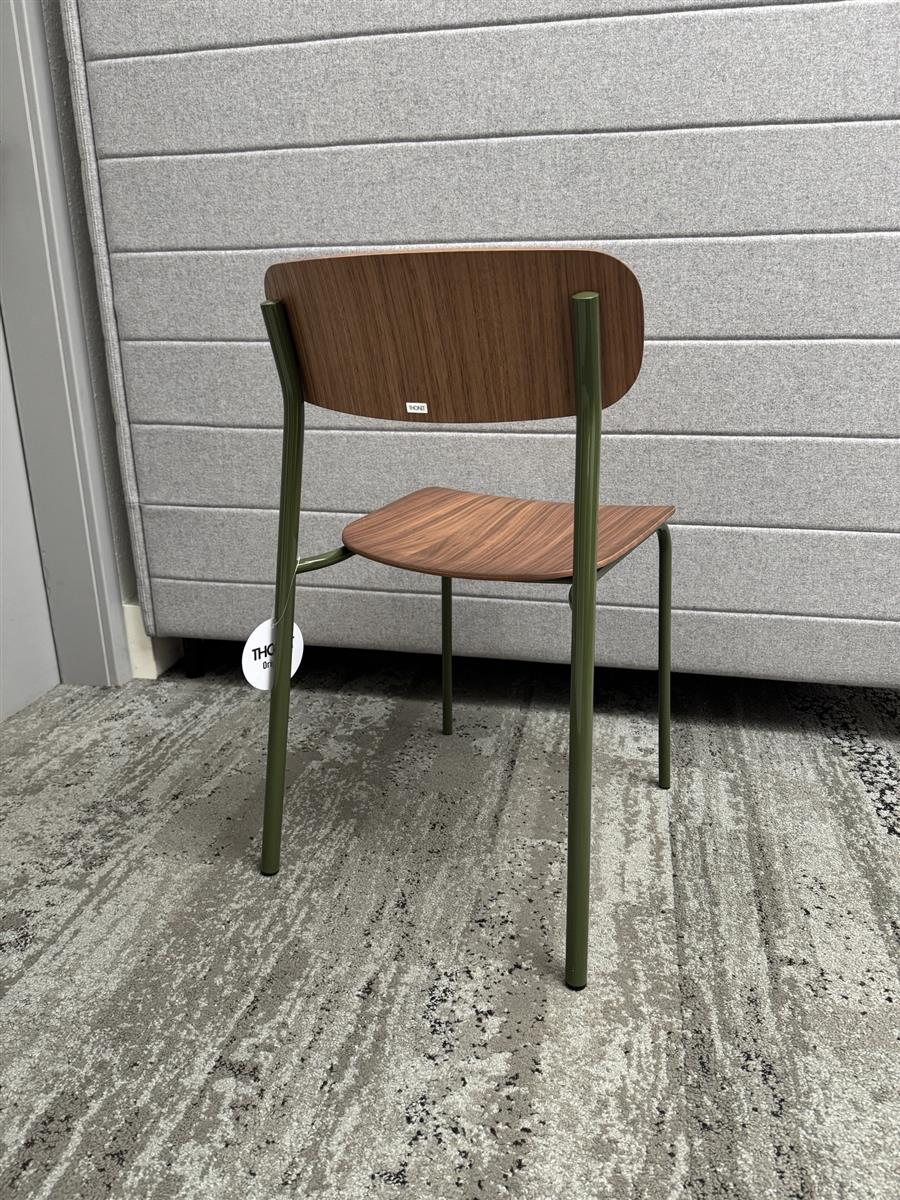 Thonet S 243 - Stahlrohrstuhl stapelbar Nussbaum Ausstellungsstück