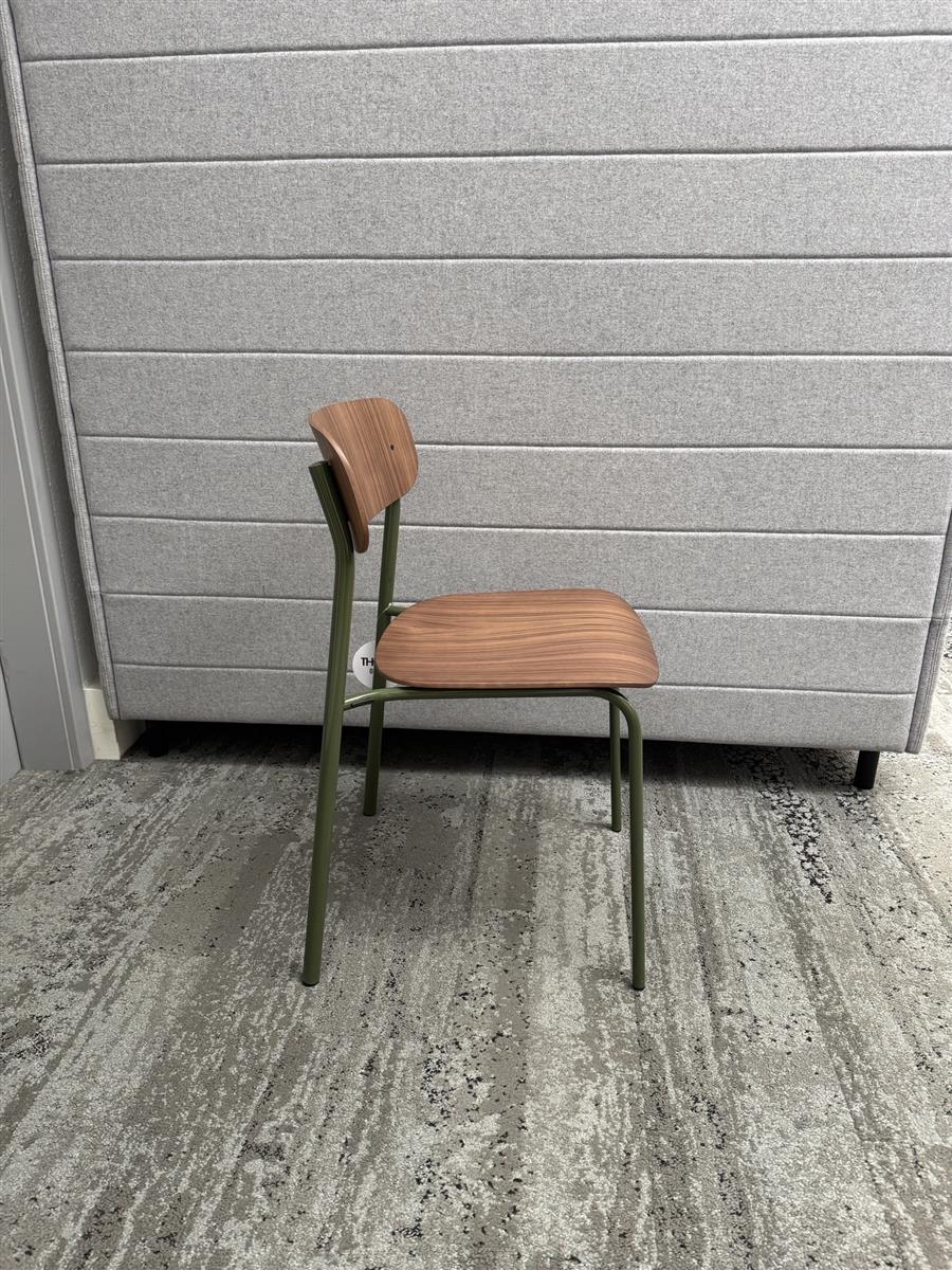 Thonet S 243 - Stahlrohrstuhl stapelbar Nussbaum Ausstellungsstück