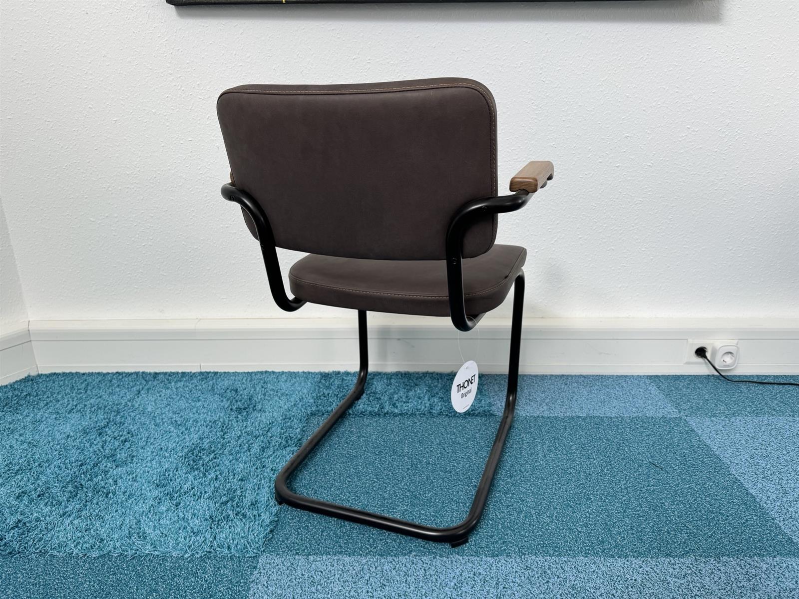 Thonet S64 Pure Meterial Leder Drehstuhl Ausstellungsstück