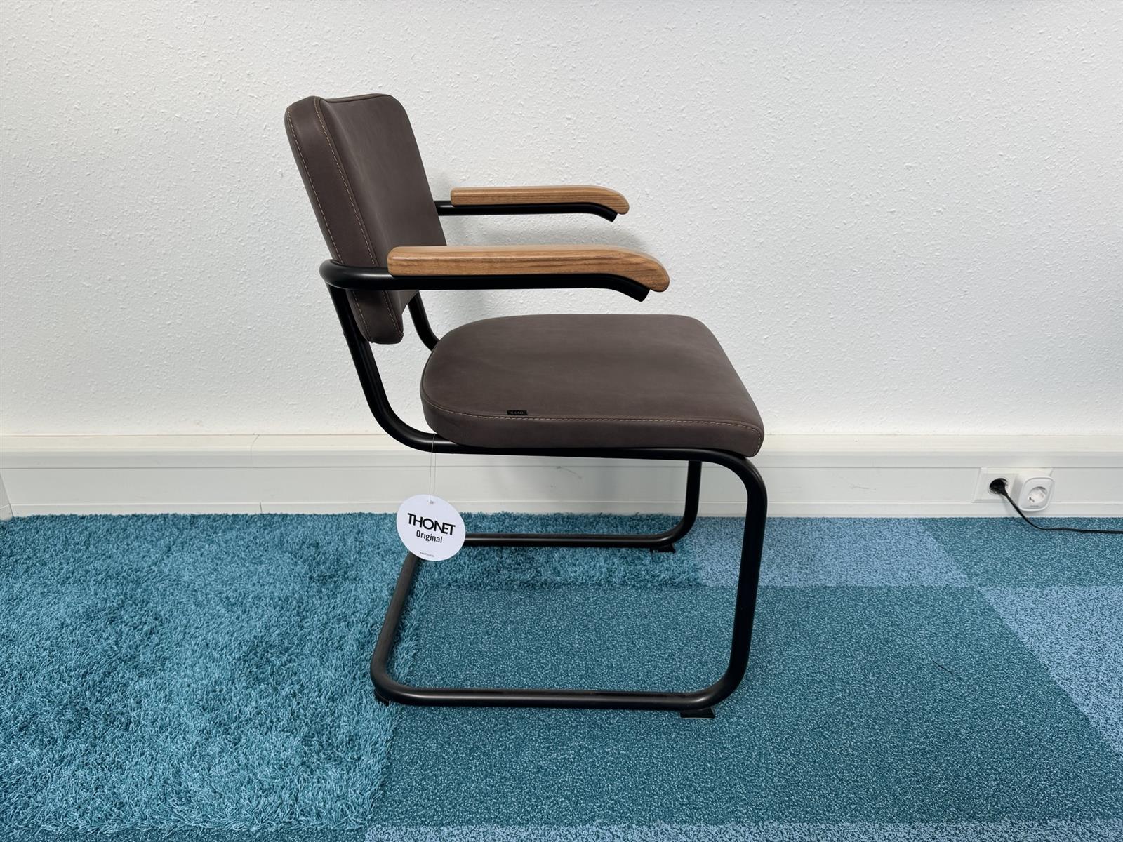 Thonet S64 Pure Meterial Leder Drehstuhl Ausstellungsstück
