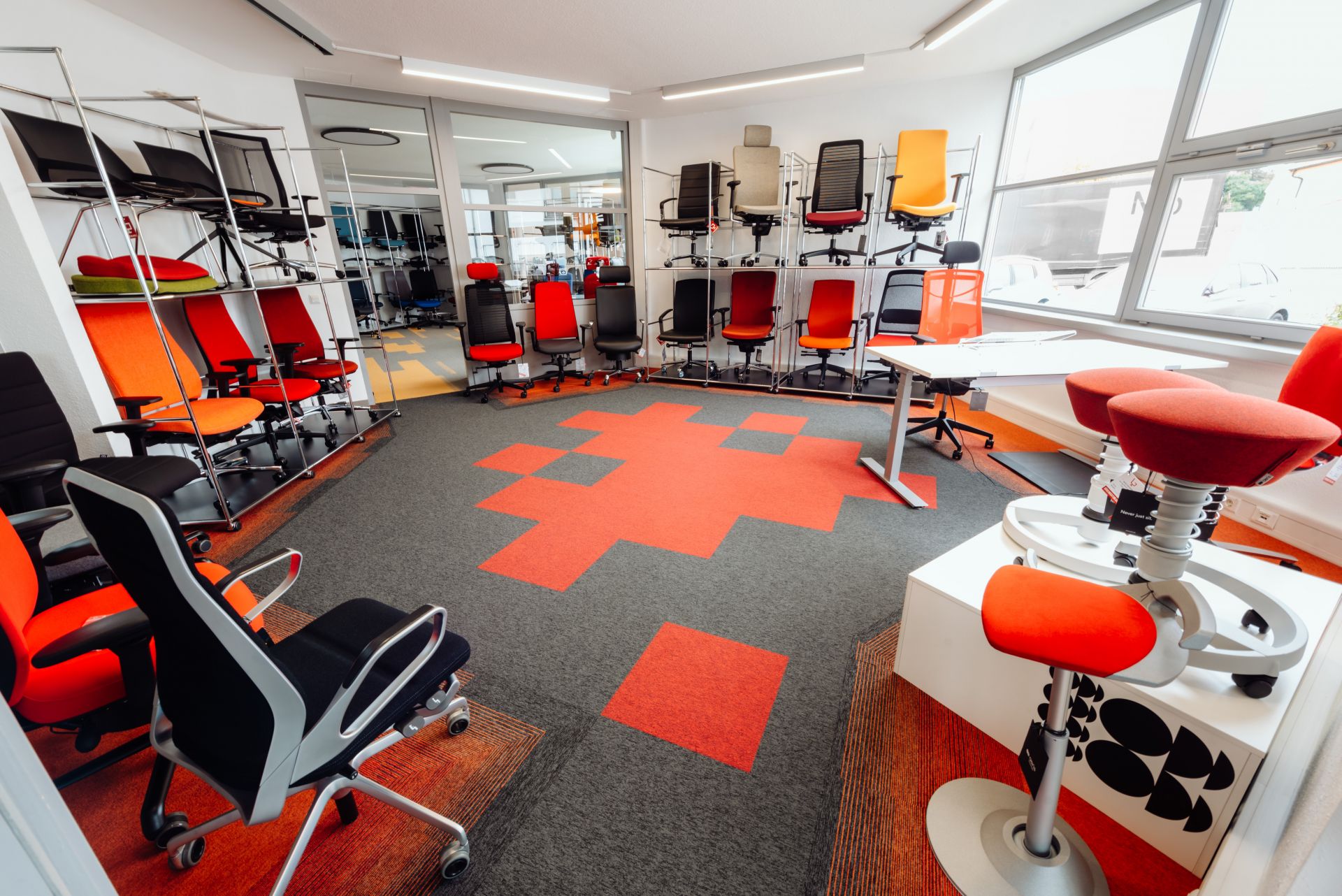 Bürostühle und Sattelstühle in der Ausstellung von Büroeinrichtung Arnold in Wiesloch